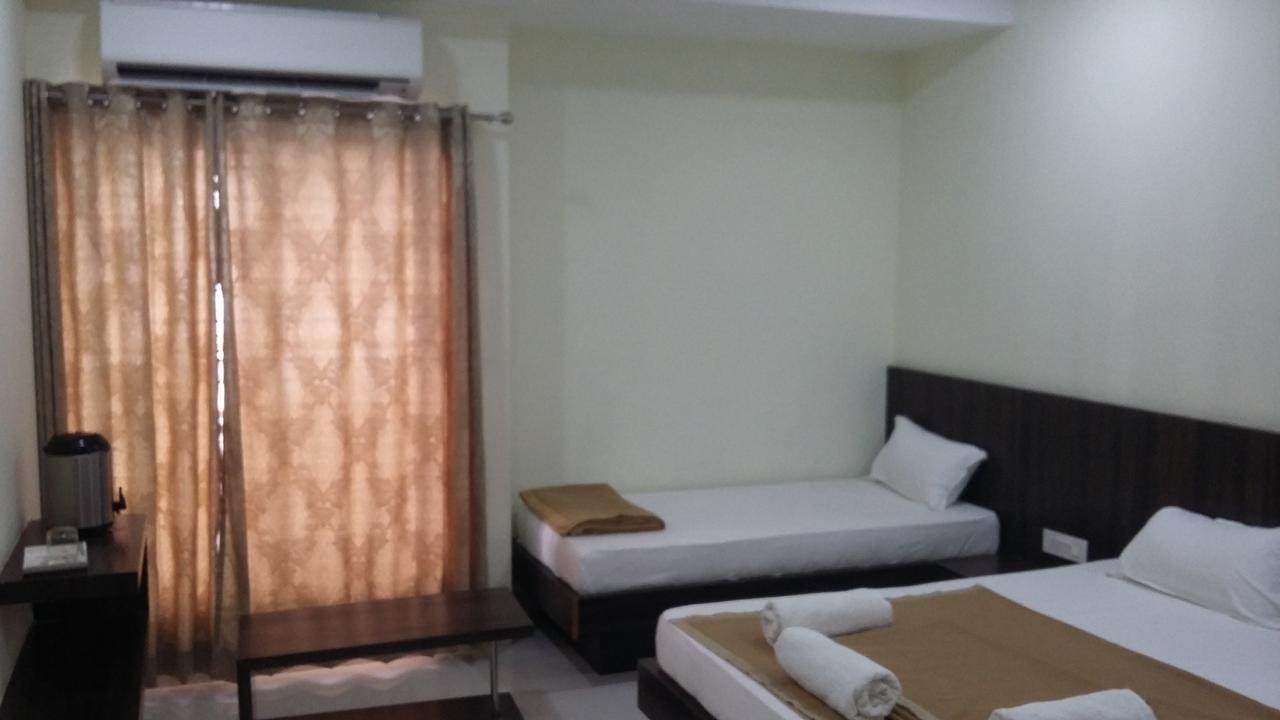 Hotel Casa Green Shirdi Bagian luar foto