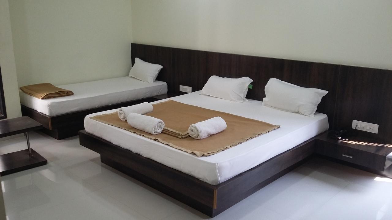 Hotel Casa Green Shirdi Bagian luar foto