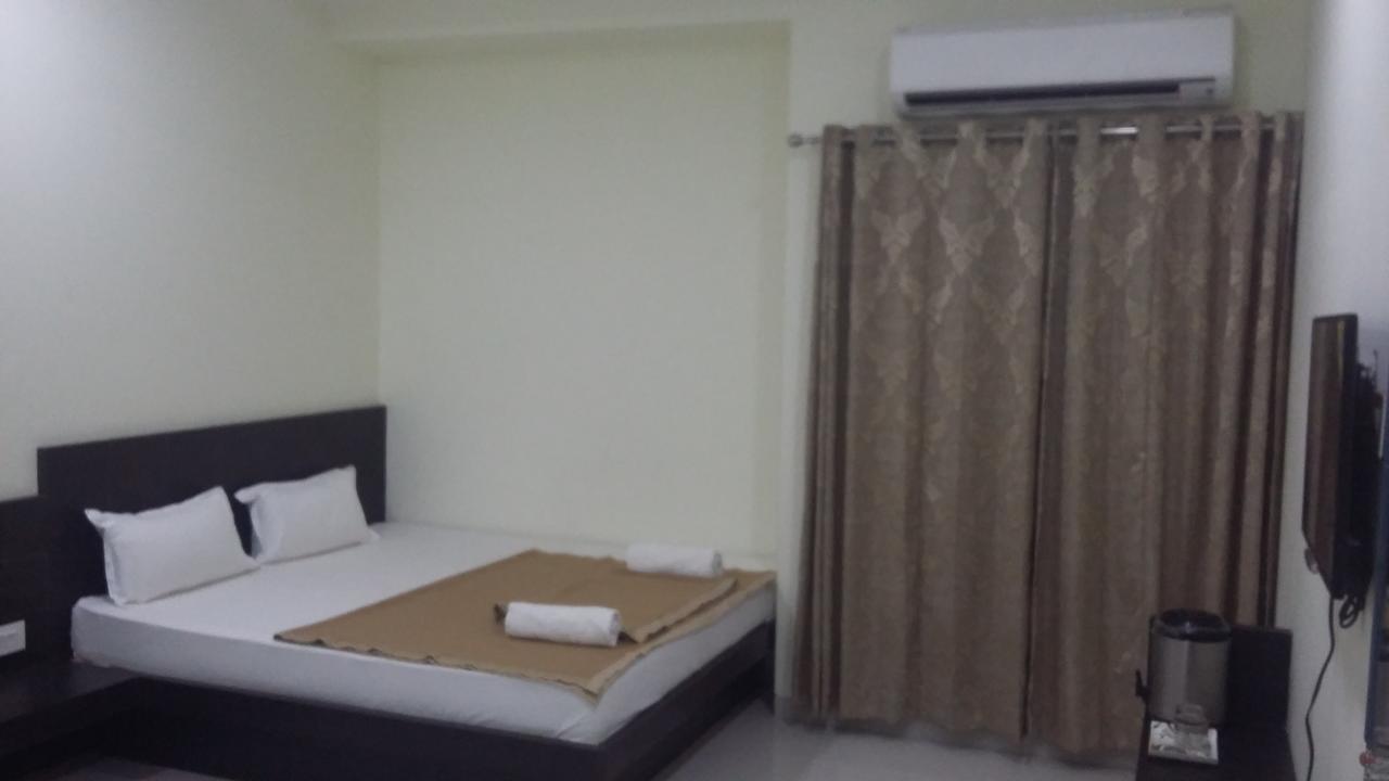 Hotel Casa Green Shirdi Bagian luar foto