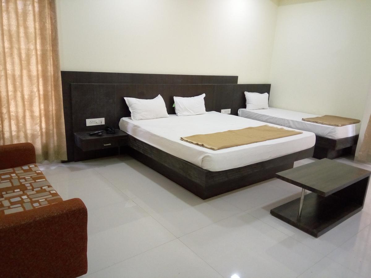 Hotel Casa Green Shirdi Bagian luar foto