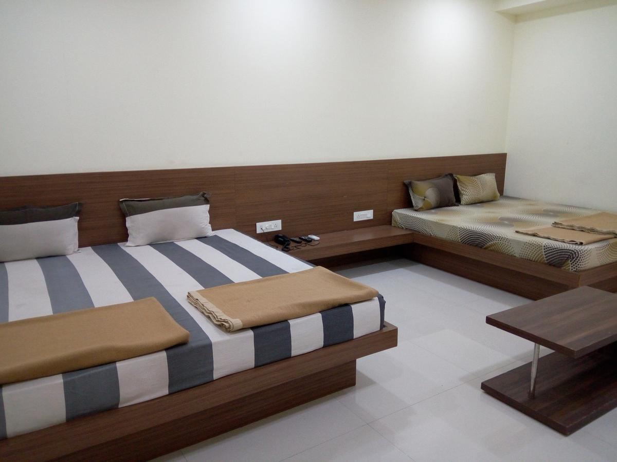 Hotel Casa Green Shirdi Bagian luar foto