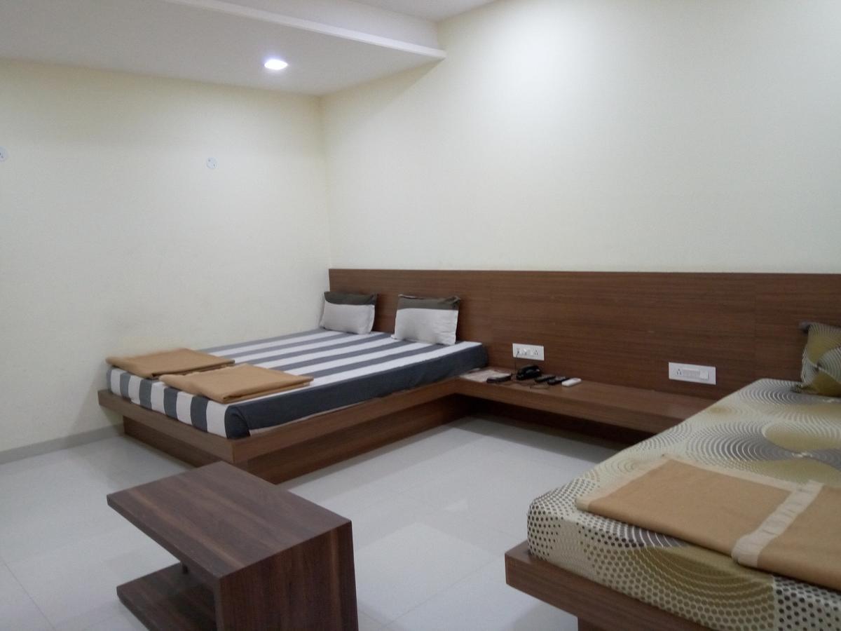 Hotel Casa Green Shirdi Bagian luar foto