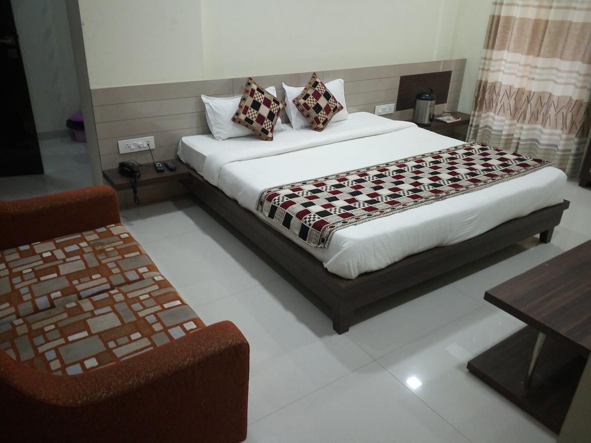 Hotel Casa Green Shirdi Bagian luar foto