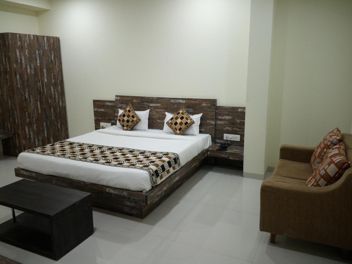 Hotel Casa Green Shirdi Bagian luar foto