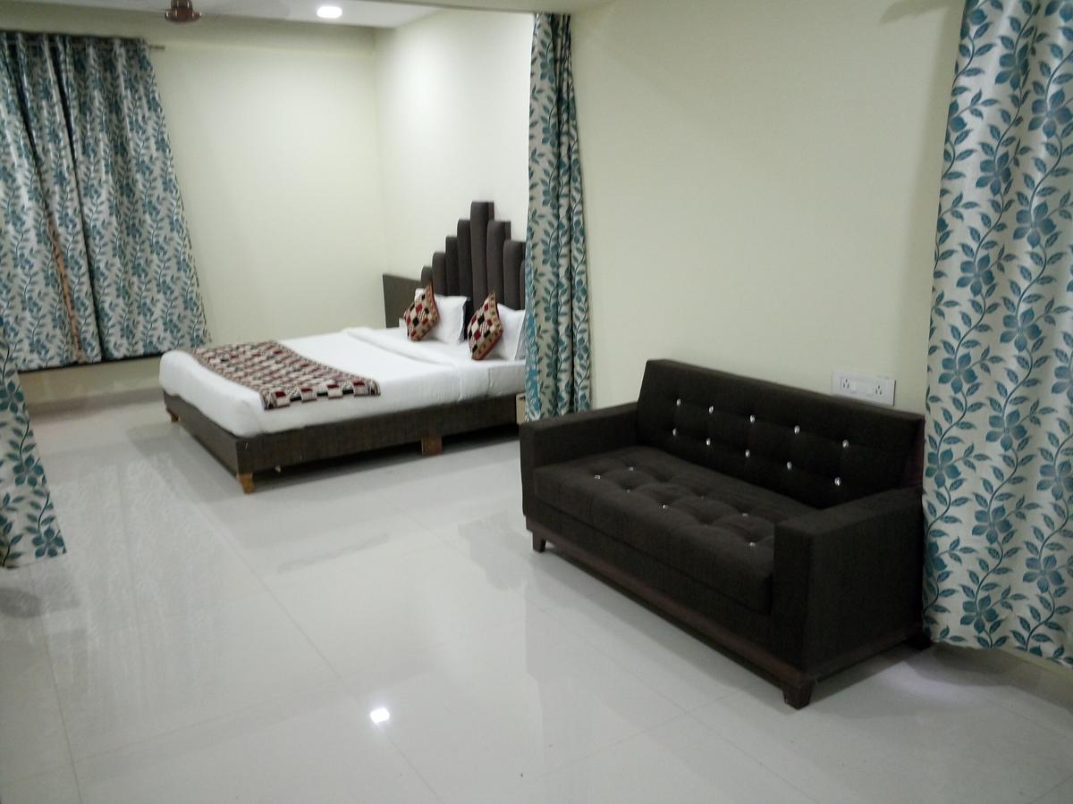 Hotel Casa Green Shirdi Bagian luar foto