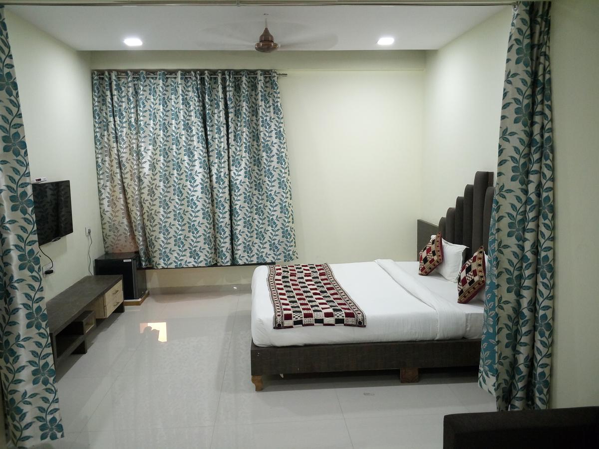Hotel Casa Green Shirdi Bagian luar foto