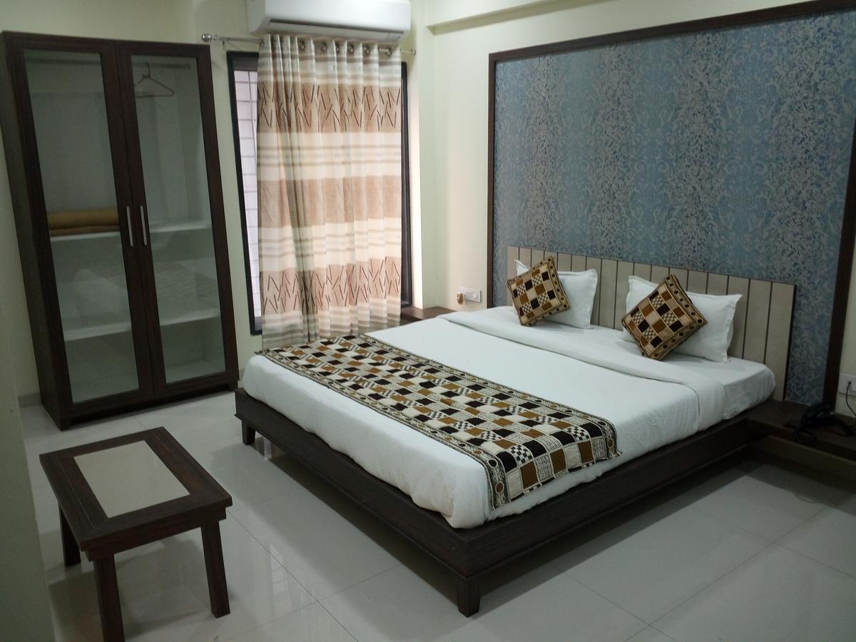 Hotel Casa Green Shirdi Bagian luar foto